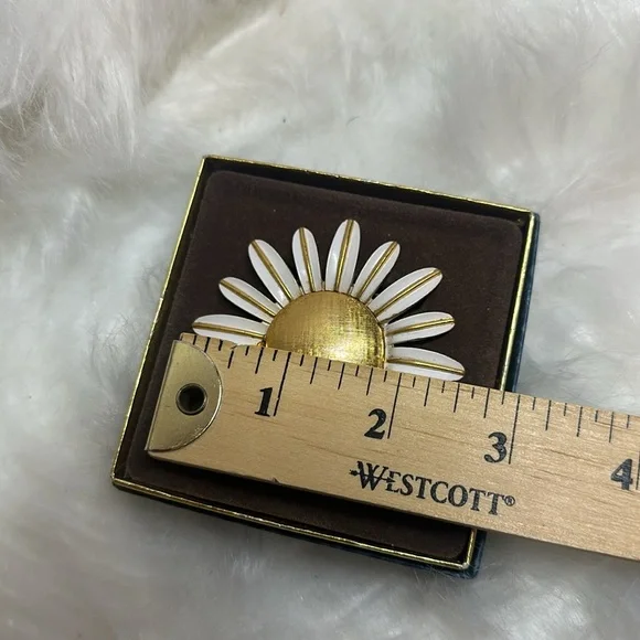 NIB Avon Full Pristine Solid Perfume Glace Daisy Pin Brooch - Picture 4 of 4